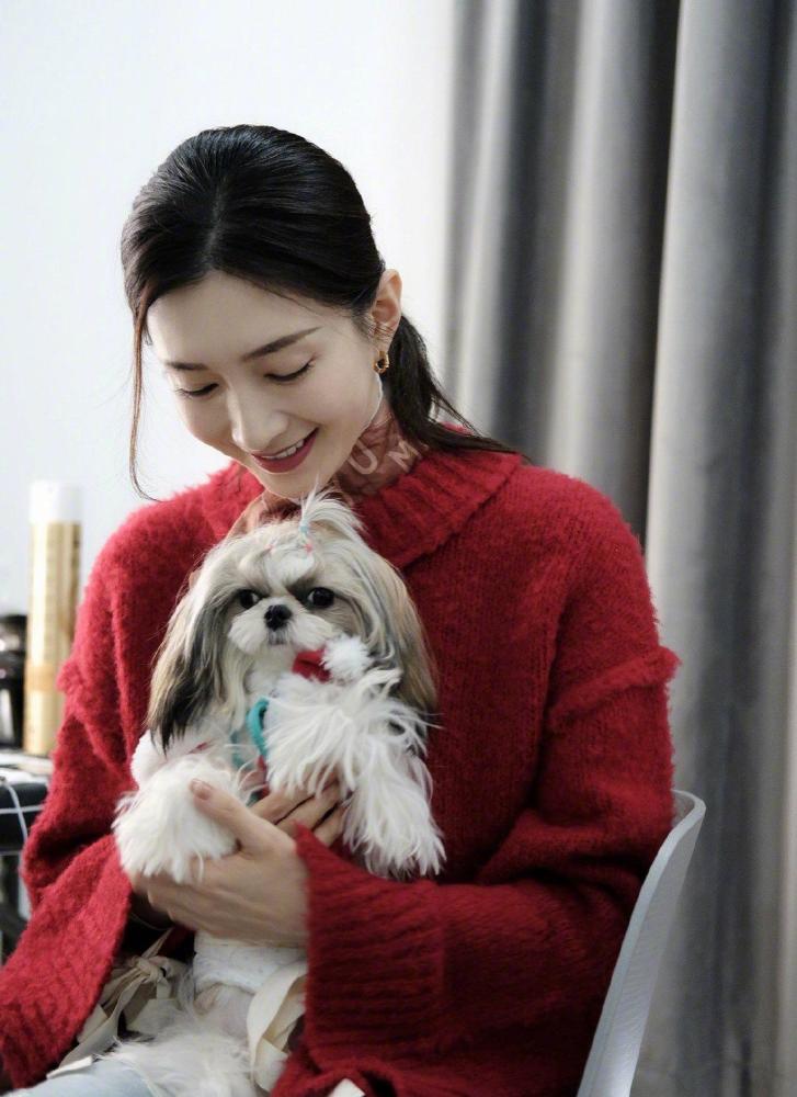江疏影怀抱宠物出镜，红色毛衣配牛仔裤保暖又减龄