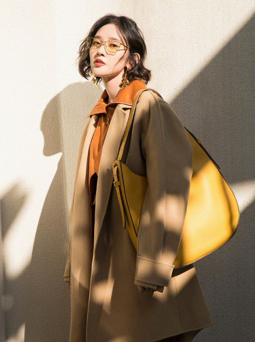 唐艺昕棕色大衣结合卫衣进行叠穿,温婉高级