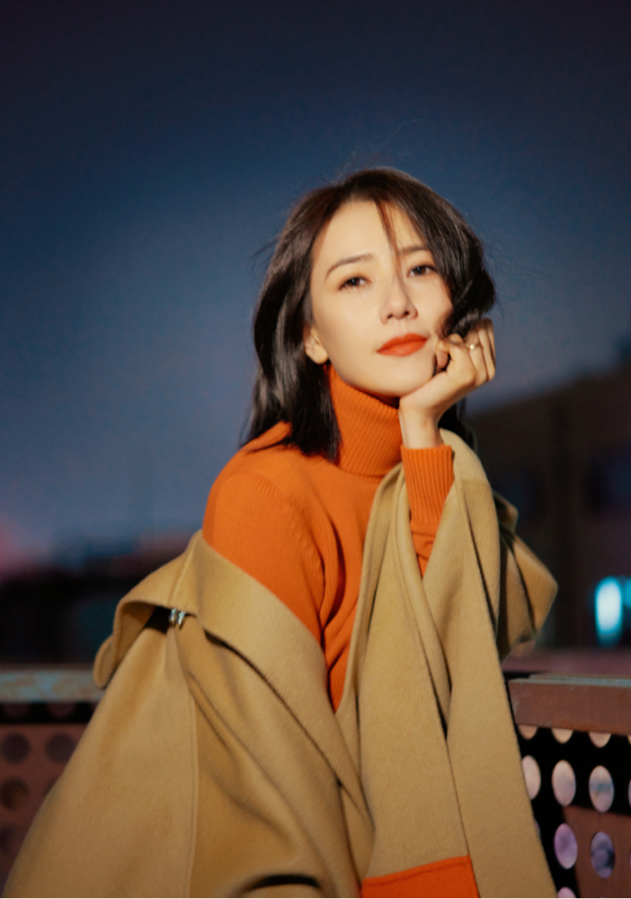 高圆圆“一张毯子”披在身上，也能展现成熟女性的精致