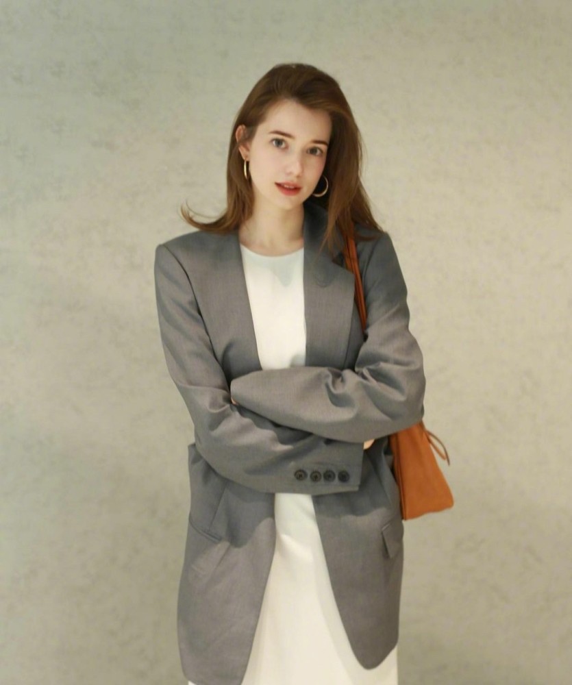 秋冬季不会搭配？学东欧混血小姐姐穿衣打扮，教科书式美搭学起来！