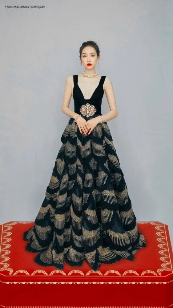 宋茜穿宫廷复古风吊带裙轻奢大气,红色露肩开叉裙气场全开!