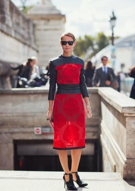 欧美街拍:今年流行“黑色搭配红色”,时髦吸睛还显高级