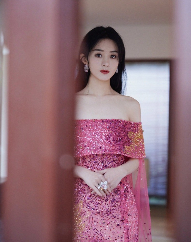 赵丽颖星光大赏连换三套!领奖造型美艳大方,流光长裙宛若公主