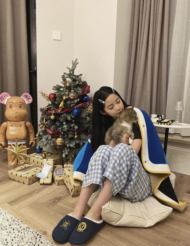 欧阳娜娜12月首次晒照,披毛毯穿睡衣秀INS风