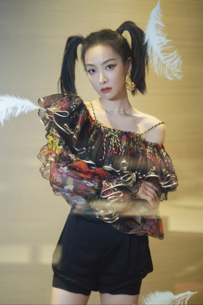 宋茜“暗蝶”时装配马丁靴超A,女团身材太出众