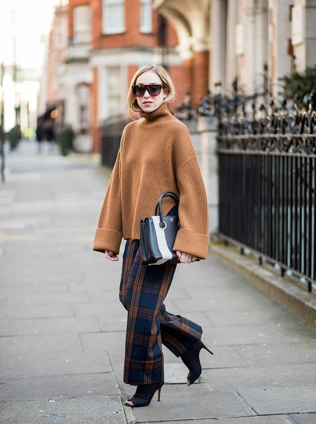 欧美街拍：高领毛衣这样穿显瘦又高级，中年女性要学学