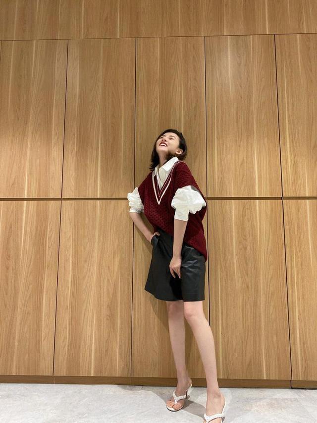 宋祖儿穿白衬衫＋酒红坎肩，甜美俏皮好可爱