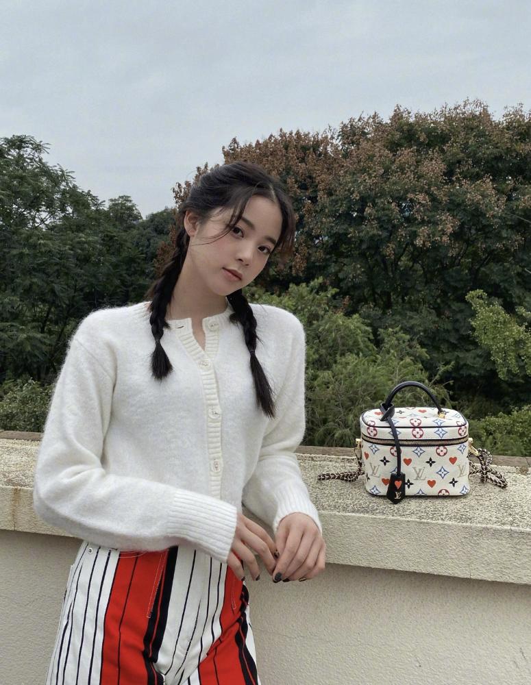 欧阳娜娜12月首次晒照,披毛毯穿睡衣秀INS风