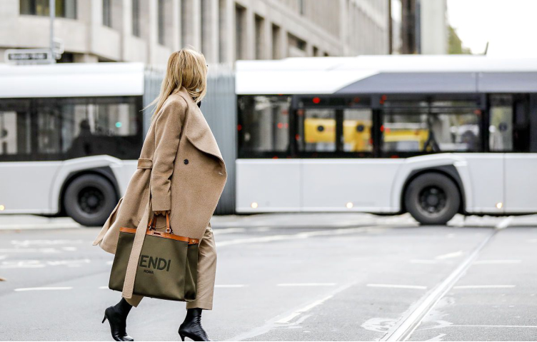 欧美街拍：高领毛衣这样穿显瘦又高级，中年女性要学学