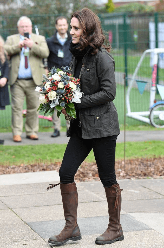 欧美街拍：高领毛衣这样穿显瘦又高级，中年女性要学学