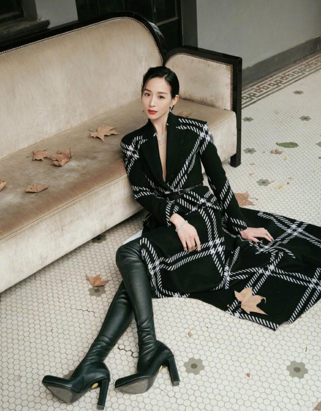 张钧甯格子长裙搭配过膝长靴秀出好身材,温婉高级又有女人味