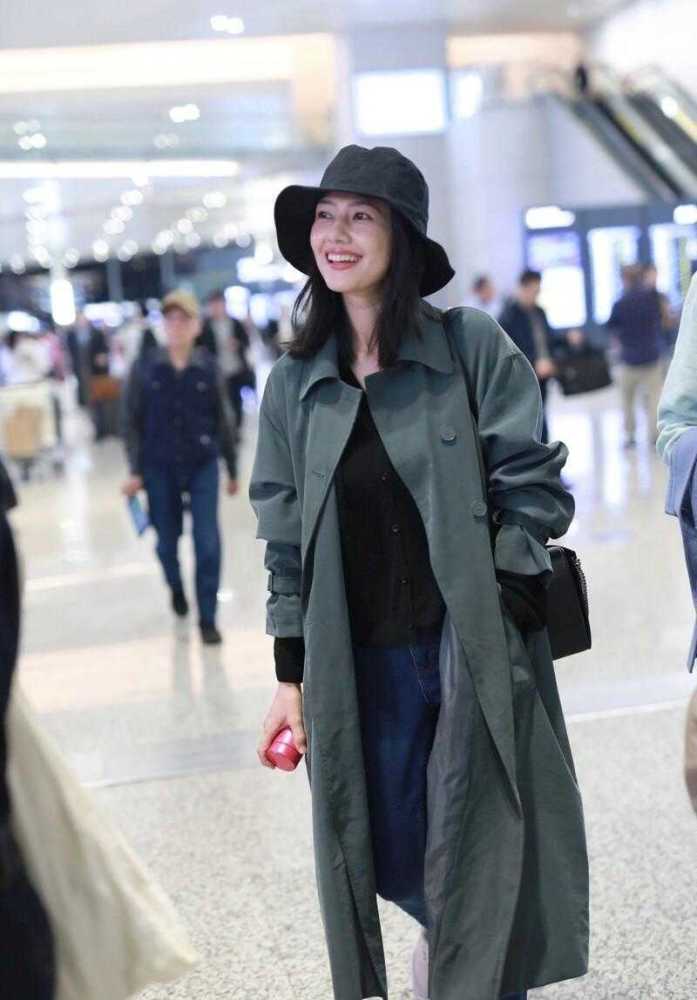 高圆圆街拍女王不是随便叫的,风衣配牛仔裤这么普通都能穿出大牌范