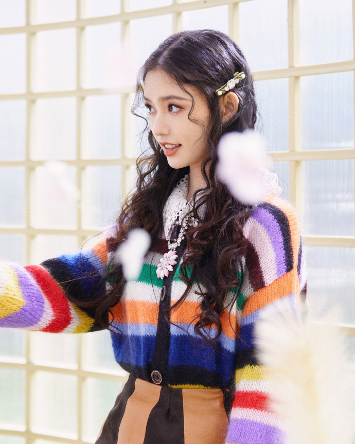 林允圣诞风彩虹毛衣配短裙大秀美腿,碎钻眼妆充满时尚小心机
