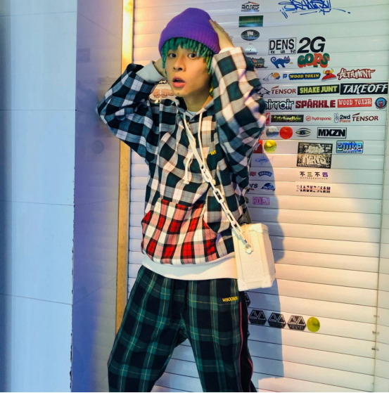 2021你还在背百搭小黑包吗?入手RAPPER们同款包包,潮流个性又有范