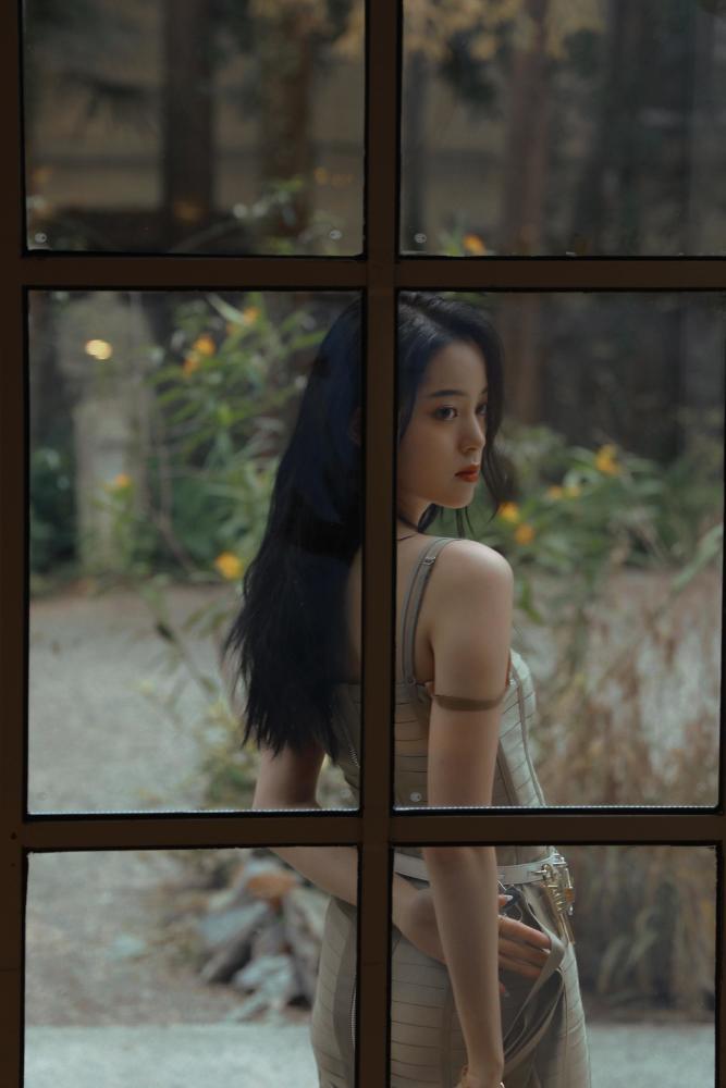 欧阳娜娜紧身吊带裙凸显身材,似回击前阵变胖传闻