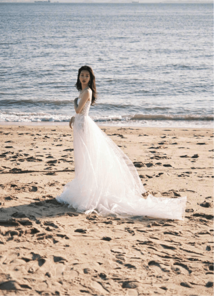 陈都灵身材比例堪比模特，穿黑色礼服端庄优雅，小蛮腰太性感