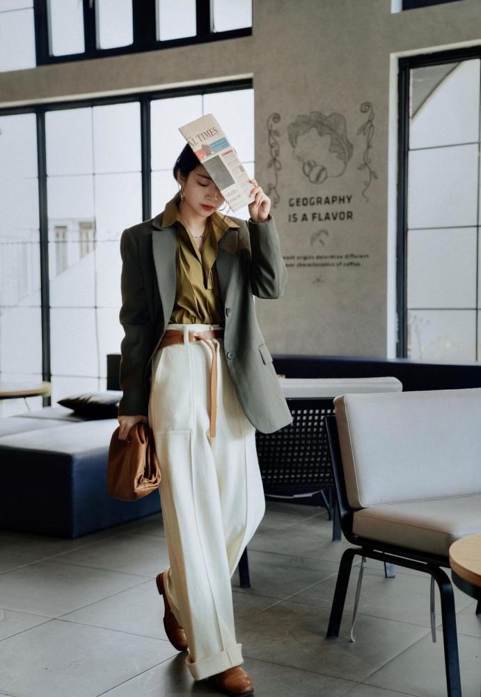 “绿色+棕色”听起来不靠谱,但穿起来却高级又显白,越看越喜欢