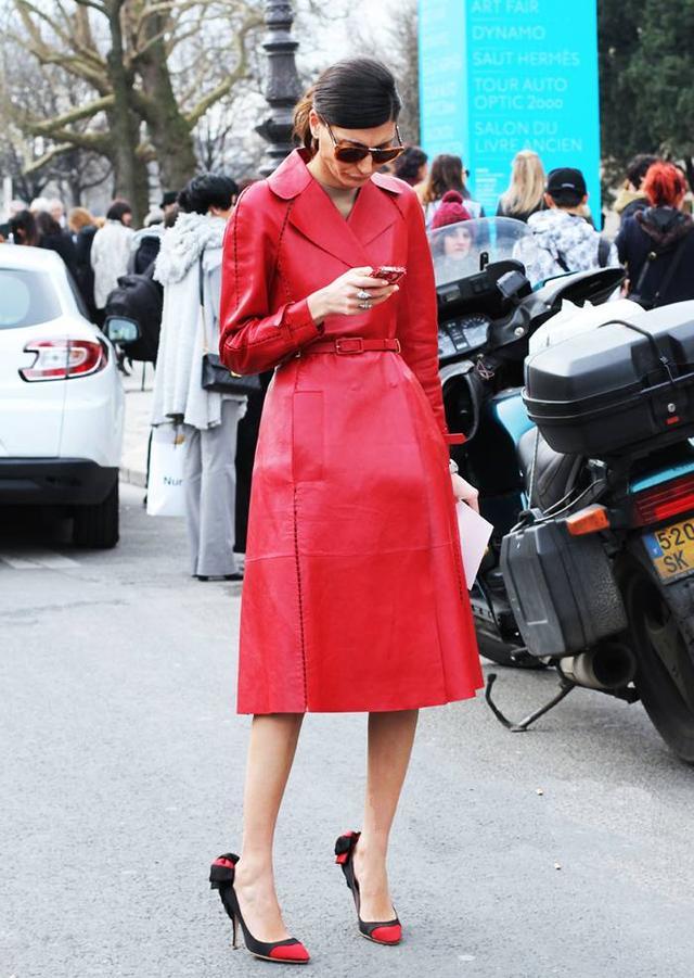 欧美街拍：今年流行“黑色搭配红色”，时髦吸睛还显高级