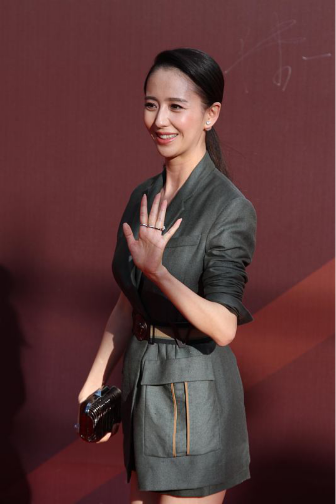 佟丽娅穿修身西装秀大长腿,曲线抢眼越来越性感