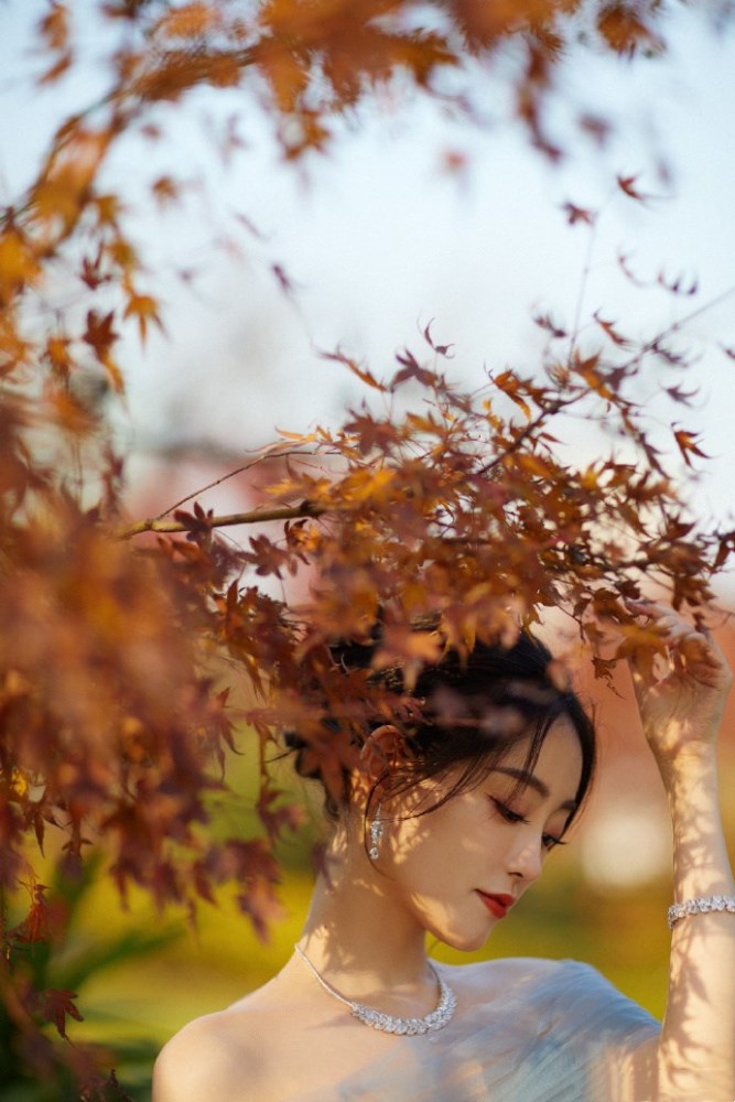 祝绪丹穿蓝色薄纱裙梦幻唯美,徜徉在如画般的风景里美如公主