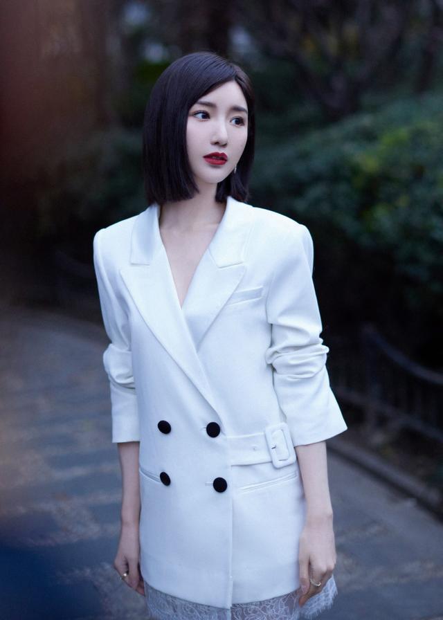 毛晓彤穿白色西装裙玩下衣失踪，双腿又细又白又长