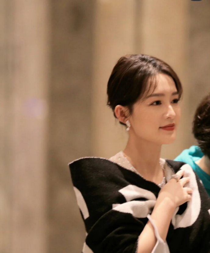李沁的最新穿搭温婉可人，这风格让人眼前一亮太好看