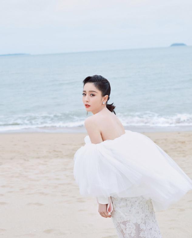 佟丽娅红色蝴蝶结修身礼服和刘德华同框,笑得好开心