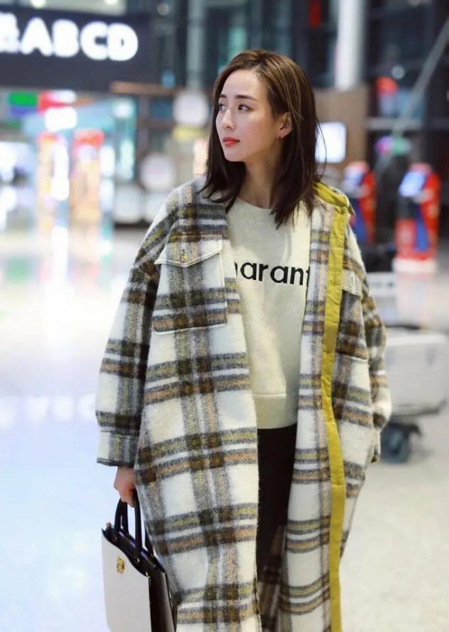 张钧甯格子长裙搭配过膝长靴秀出好身材,温婉高级又有女人味