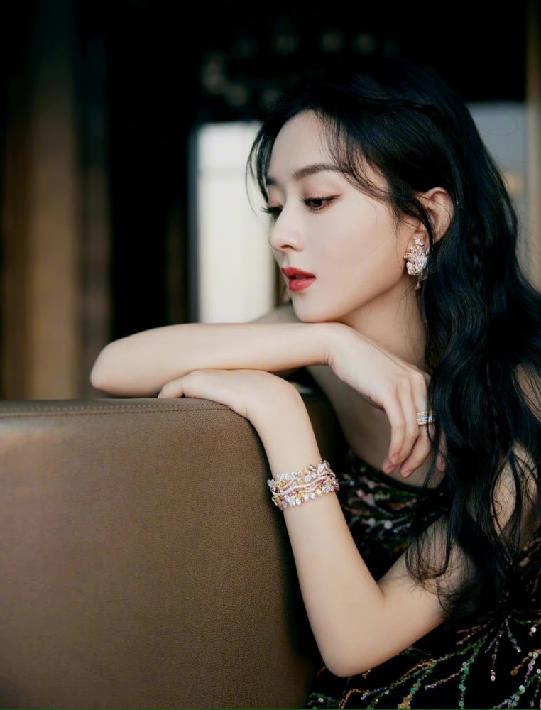 赵丽颖星光大赏连换三套!领奖造型美艳大方,流光长裙宛若公主