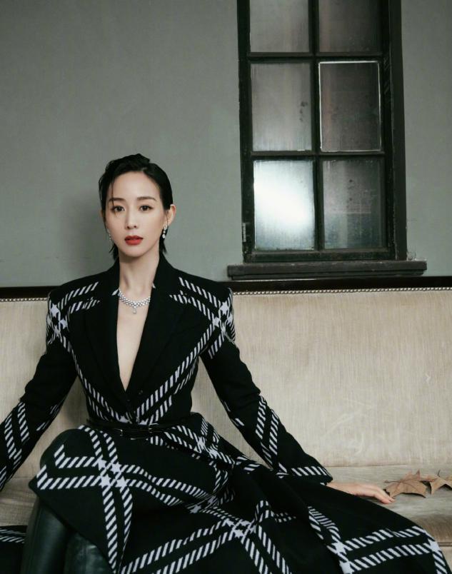 张钧甯格子长裙搭配过膝长靴秀出好身材,温婉高级又有女人味