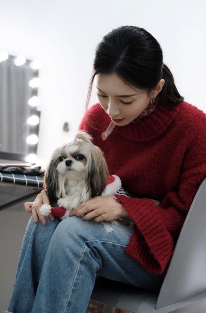 江疏影怀抱宠物出镜，红色毛衣配牛仔裤保暖又减龄