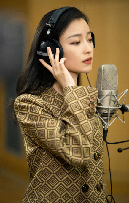 倪妮穿西服露出直角肩,女生看了都羡慕