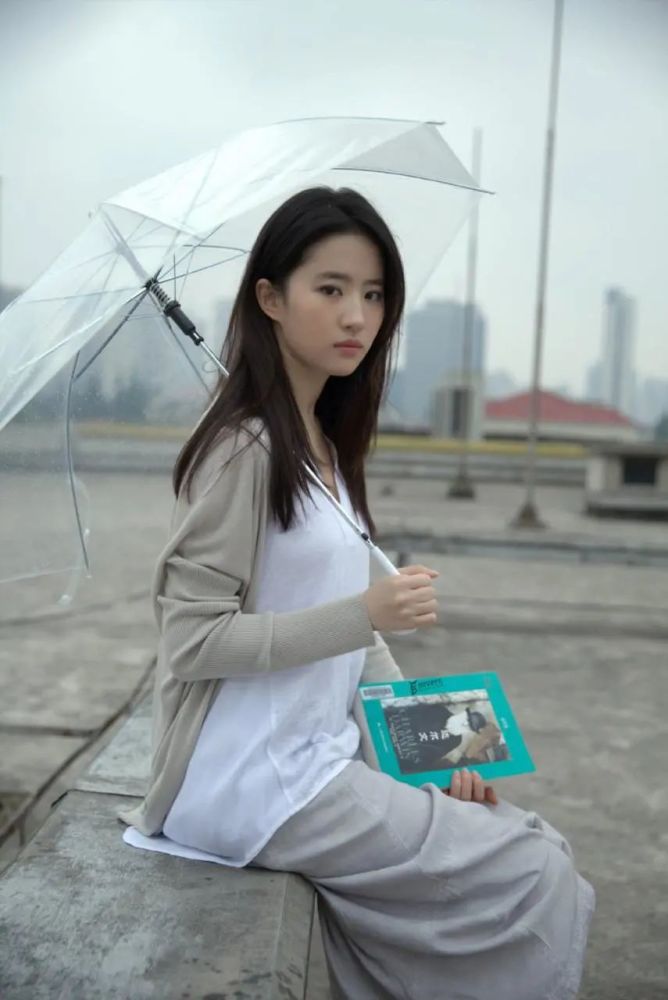 刘亦菲清纯无人能敌,穿棉麻裙雨中撑伞读书文艺少女感十足