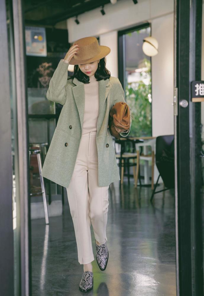 “绿色+棕色”听起来不靠谱,但穿起来却高级又显白,越看越喜欢