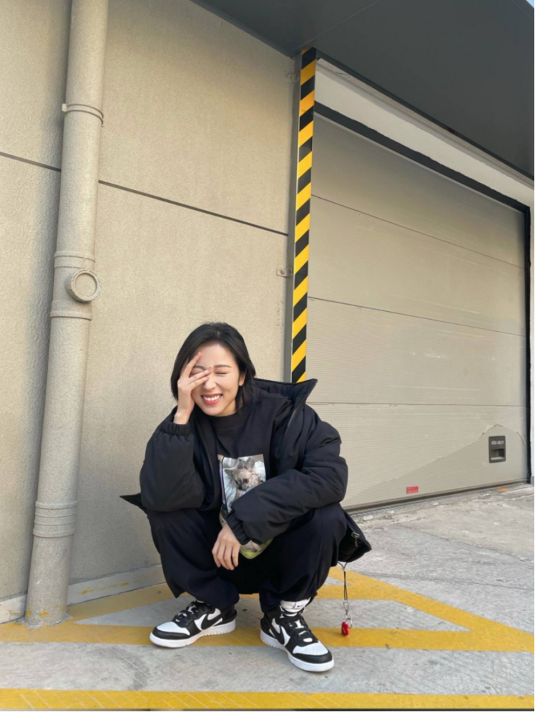 冬季穿搭怎么才帅气?学周雨彤低调经典黑色系搭配超耐看