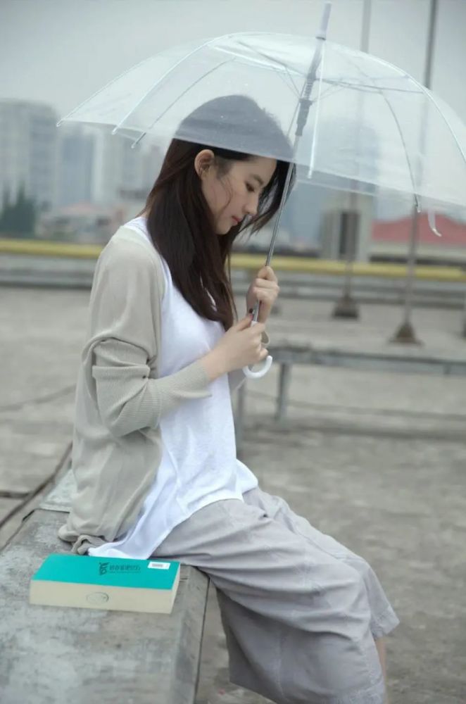 刘亦菲清纯无人能敌,穿棉麻裙雨中撑伞读书文艺少女感十足