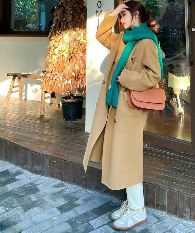 不管穿大衣还是羽绒服，学“极简风”穿搭让你时髦又高级