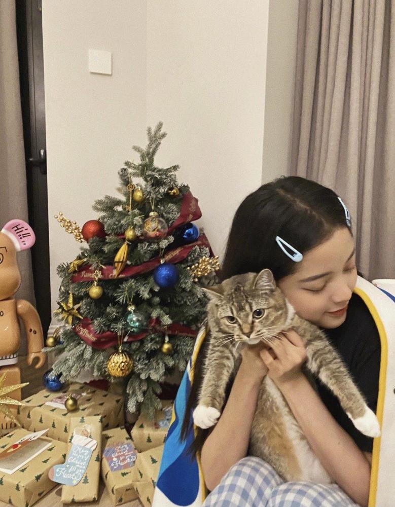 欧阳娜娜12月首次晒照,披毛毯穿睡衣秀INS风