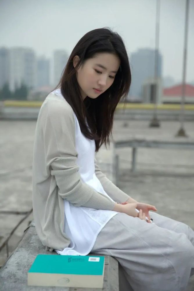 刘亦菲清纯无人能敌,穿棉麻裙雨中撑伞读书文艺少女感十足