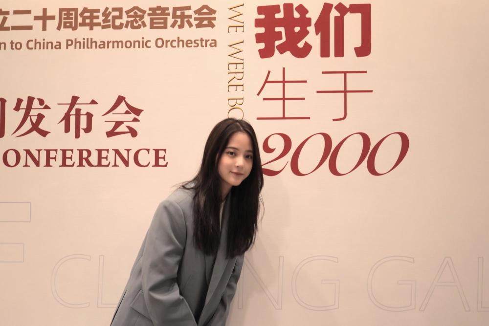 欧阳娜娜紧身吊带裙凸显身材,似回击前阵变胖传闻