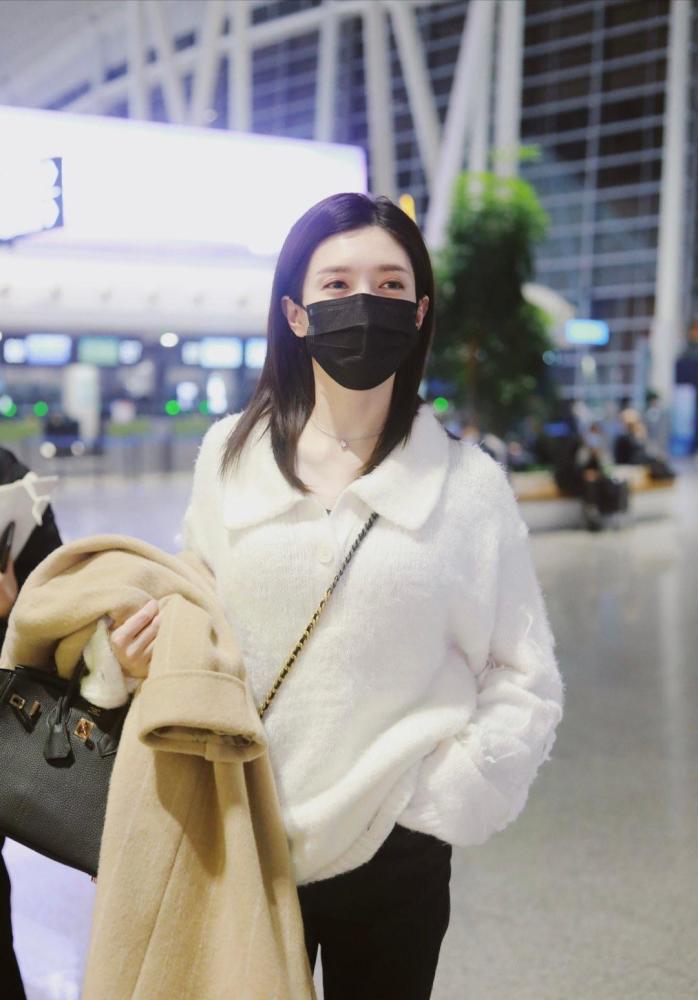 江疏影怀抱宠物出镜，红色毛衣配牛仔裤保暖又减龄