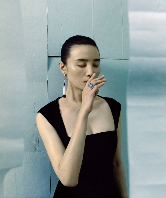 宋佳高清镜头下脸上雀斑明显,独特气质却不影响美感