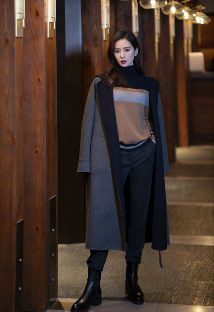 刘诗诗气质穿搭真是稳!换成酷飒风格穿纱裙配皮衣,依旧超美的