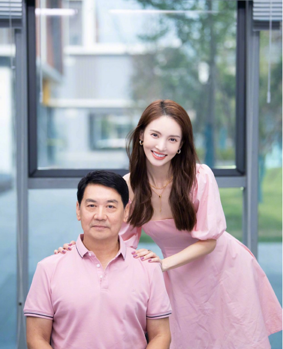 金晨穿运动装现身机场，粉白配色软萌超有甜蜜感