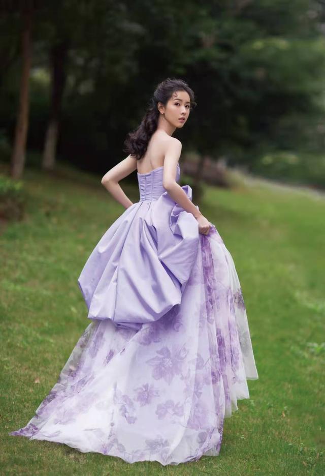 陈都灵凡尔赛造型穿身上,最新穿搭太显气质