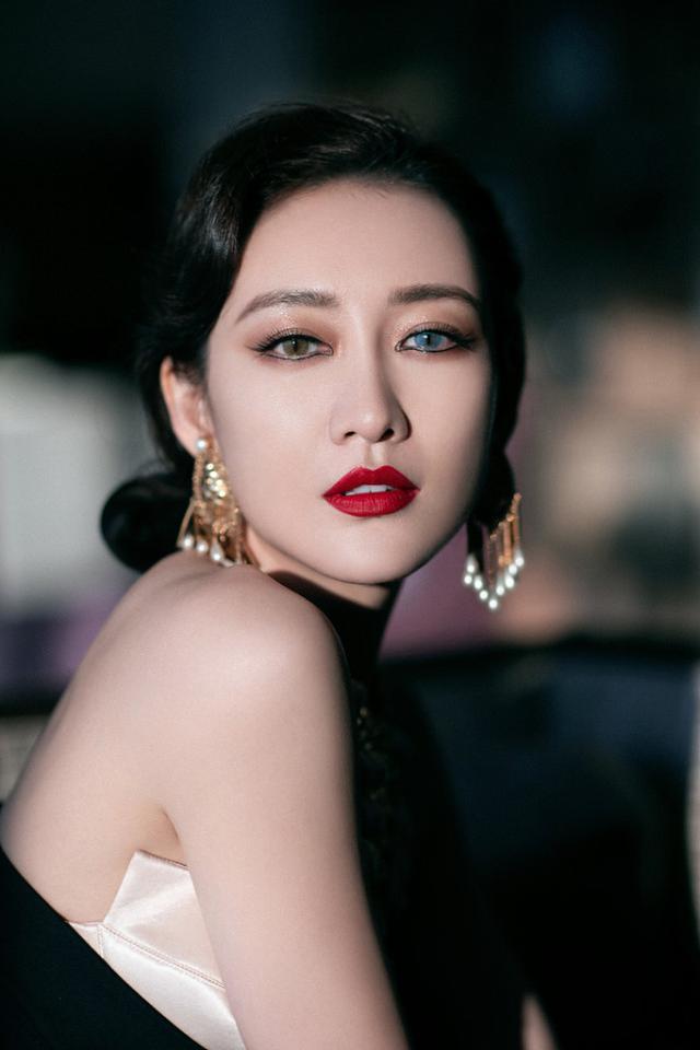 礼服怎么穿?王鸥的礼服露出一截金色抹胸,但没她的异瞳抢镜