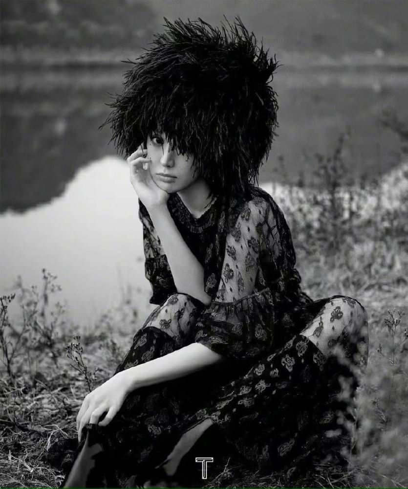 娜扎有颜任性！戴30厘米熊皮帽，点痣穿垫肩裙太拉风