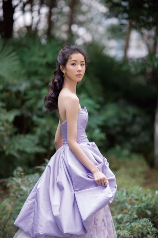 陈都灵凡尔赛造型穿身上,最新穿搭太显气质