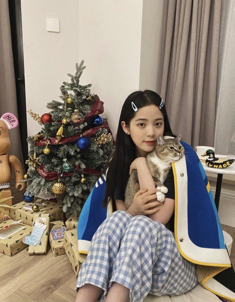 欧阳娜娜12月首次晒照,披毛毯穿睡衣秀INS风