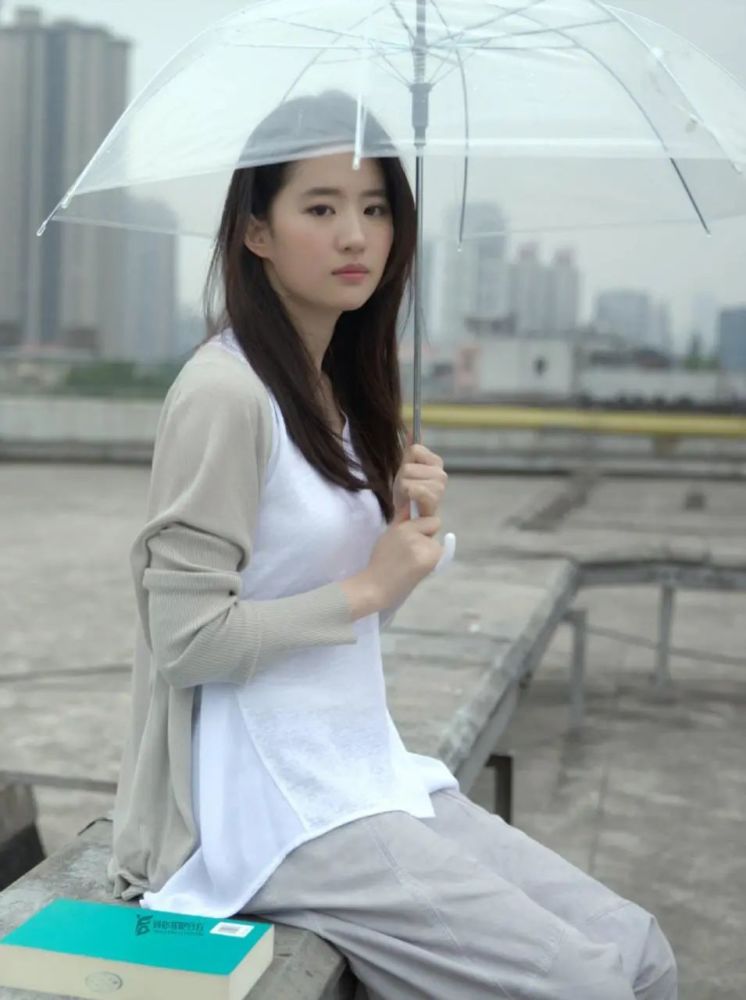 刘亦菲清纯无人能敌,穿棉麻裙雨中撑伞读书文艺少女感十足